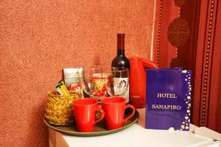 Отель Sanapiro Hotel Кутаиси Двухместный номер с 1 кроватью или 2 отдельными кроватями-3