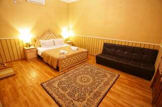 Отель Sanapiro Hotel Кутаиси Двухместный номер Делюкс с 1 кроватью или 2 отдельными кроватями и видом на реку-1