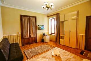 Отель Sanapiro Hotel Кутаиси Двухместный номер Делюкс с 1 кроватью или 2 отдельными кроватями и видом на реку-2