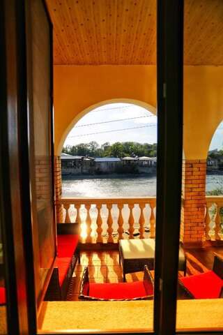 Отель Sanapiro Hotel Кутаиси Двухместный номер Делюкс с 1 кроватью или 2 отдельными кроватями и видом на реку-27
